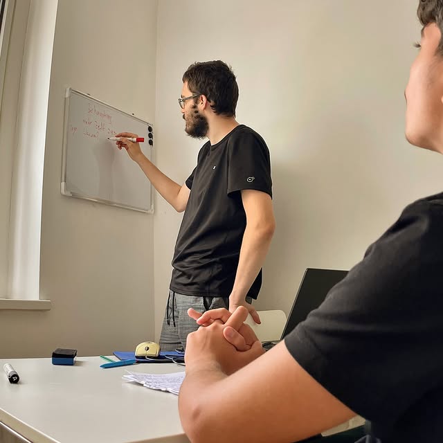 Profesor objašnjava lekciju na tabli tokom instrukcija u QM Akademiji Sarajevo