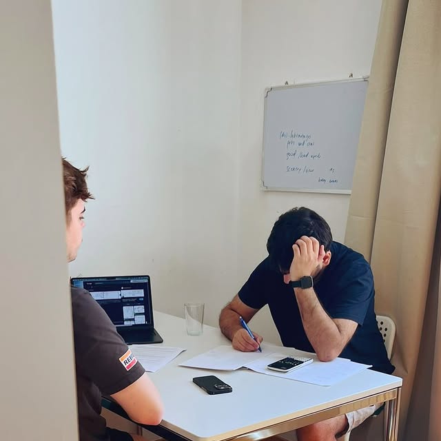 Učenik na individualnom času u učionici QM Akademije Sarajevo