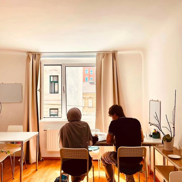 Moderna i svijetla učionica QM Akademije sa prirodnim svjetlom
